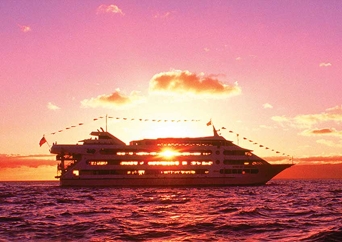 スターオブホノルル ディナークルーズ - 5スター (割引＆記念バッジ贈呈キャンペーン中)