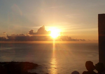 ダイヤモンドヘッド日の出ハイキングツアー (シュノーケル追加可能) (記念バッジ贈呈キャンペーン中)